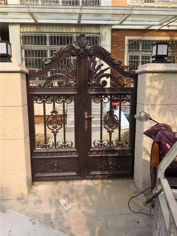 铝艺围墙大门和铁艺围墙大门，究竟该选择哪种呢？